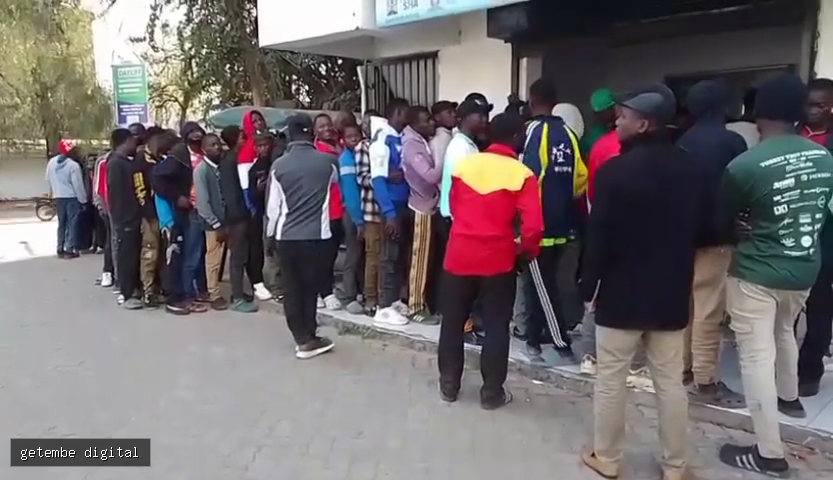 CONGOLESE AND BURUNDIAN NATIONALS QUEUE ON DENIS PRITT ROAD FOR BORDER PASSES AS KENYA ENFORCES CRACKDOWN ON FOREIGN TRADERS